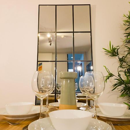 Plenty Of Parking Available; 3 Bedroom Apartment By Property Promise Cardiff Bagian luar foto
