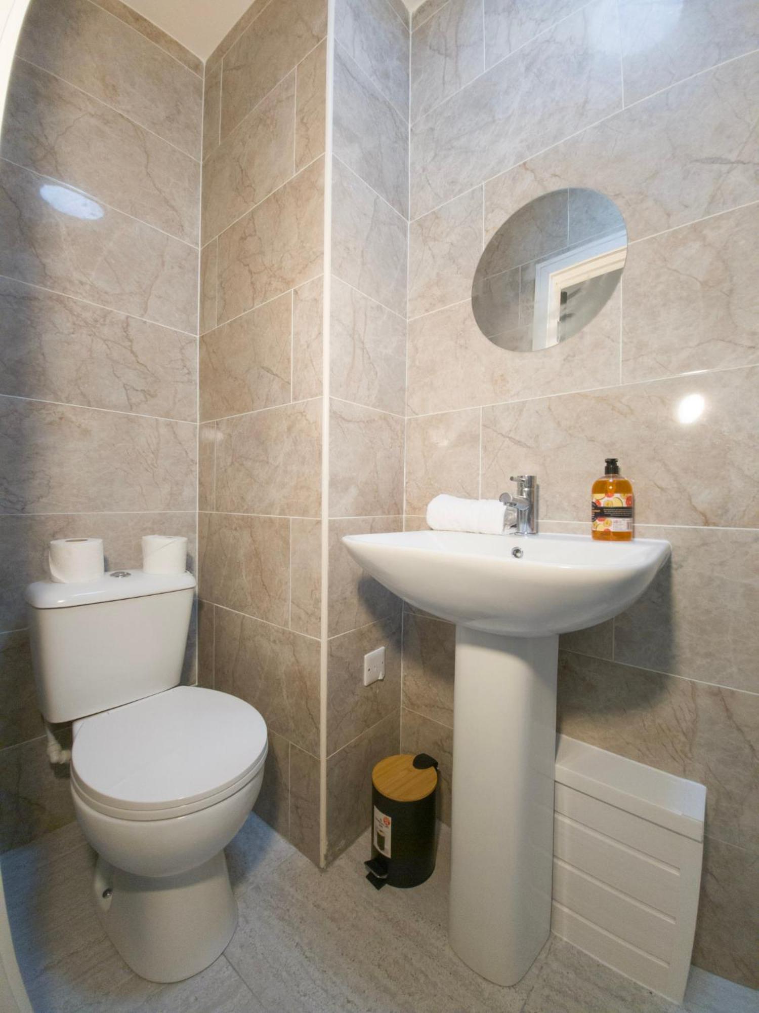 Plenty Of Parking Available; 3 Bedroom Apartment By Property Promise Cardiff Bagian luar foto