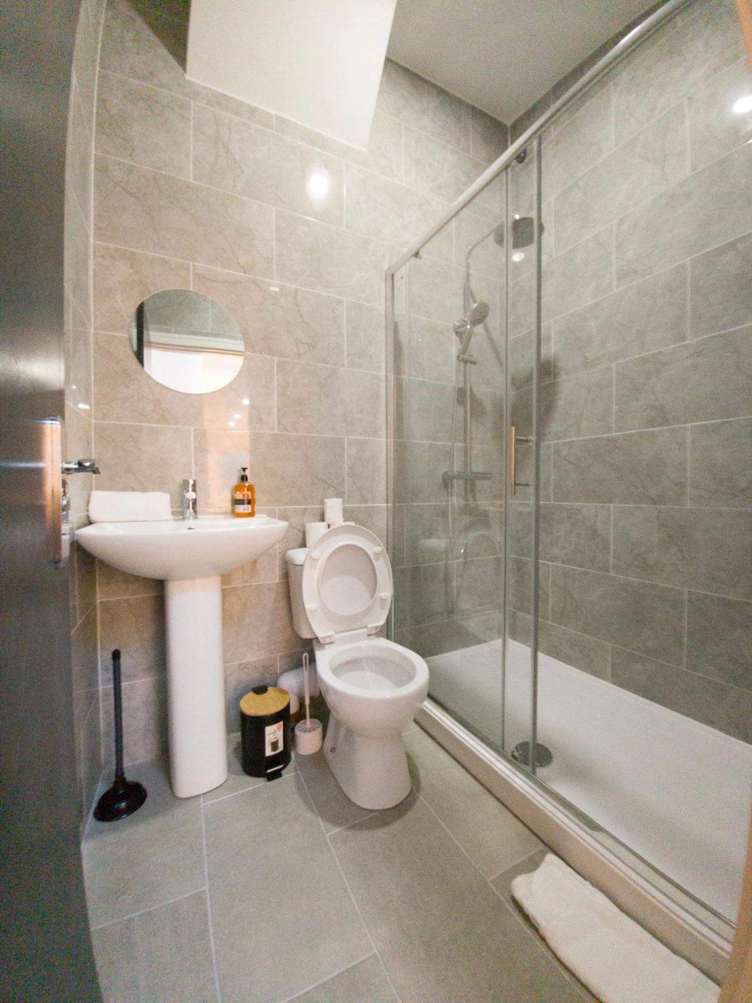 Plenty Of Parking Available; 3 Bedroom Apartment By Property Promise Cardiff Bagian luar foto