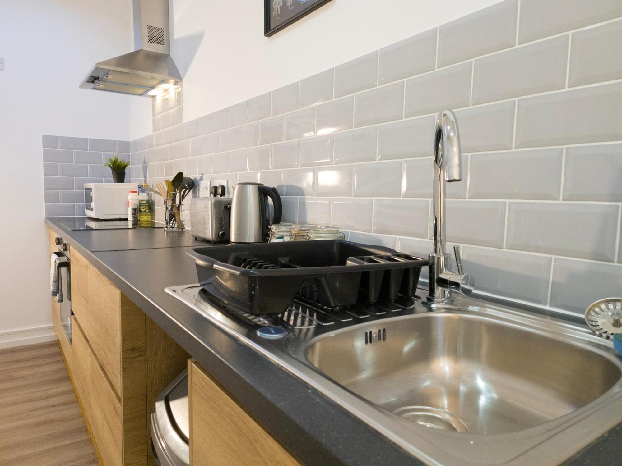 Plenty Of Parking Available; 3 Bedroom Apartment By Property Promise Cardiff Bagian luar foto