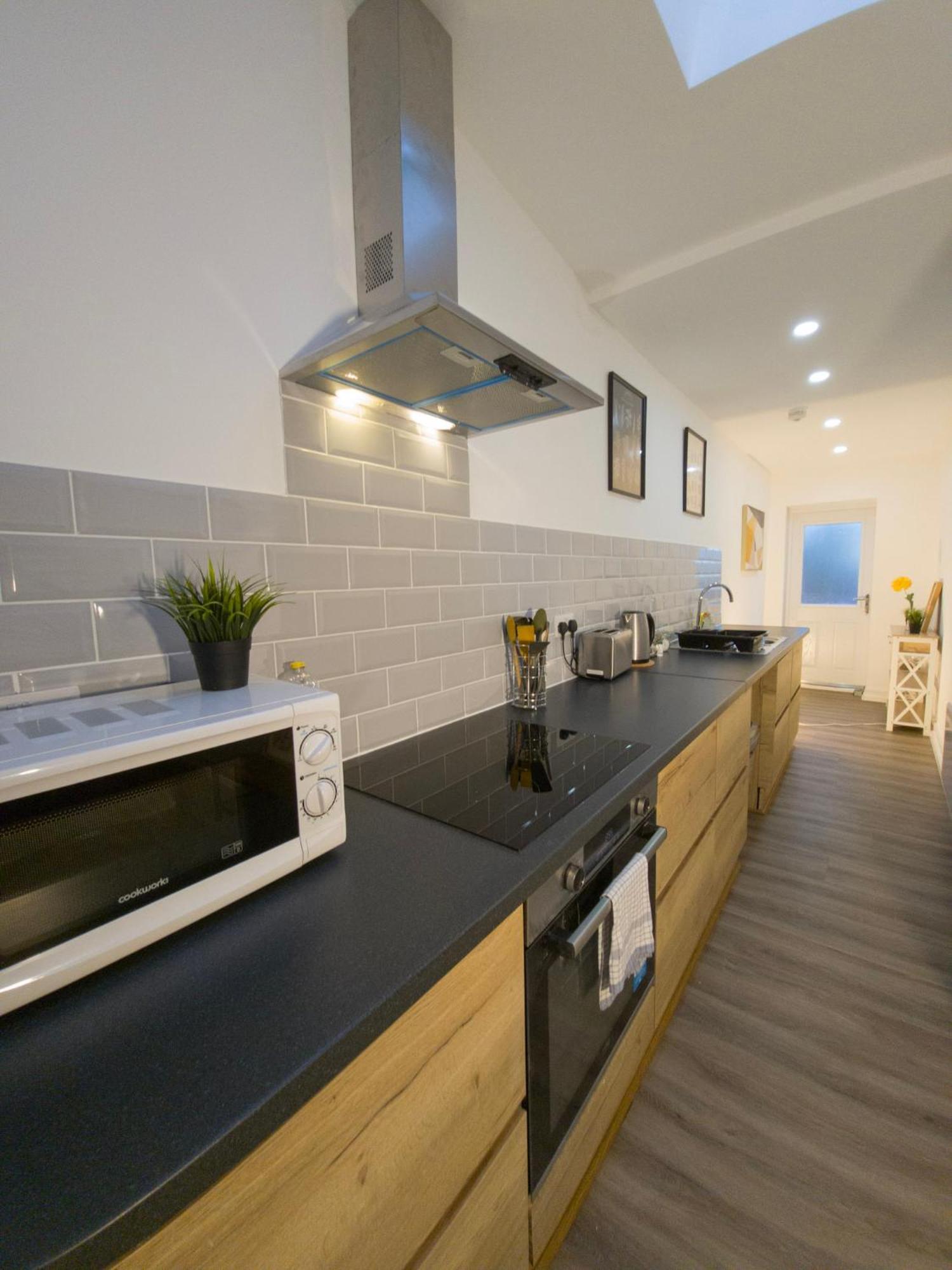 Plenty Of Parking Available; 3 Bedroom Apartment By Property Promise Cardiff Bagian luar foto