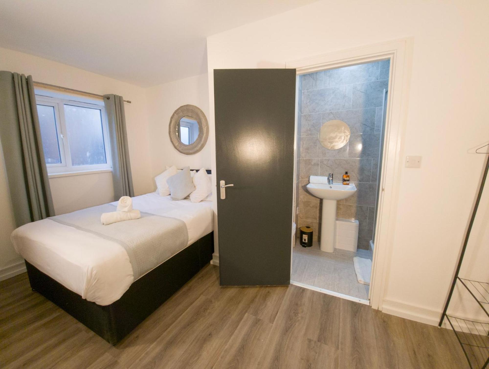 Plenty Of Parking Available; 3 Bedroom Apartment By Property Promise Cardiff Bagian luar foto