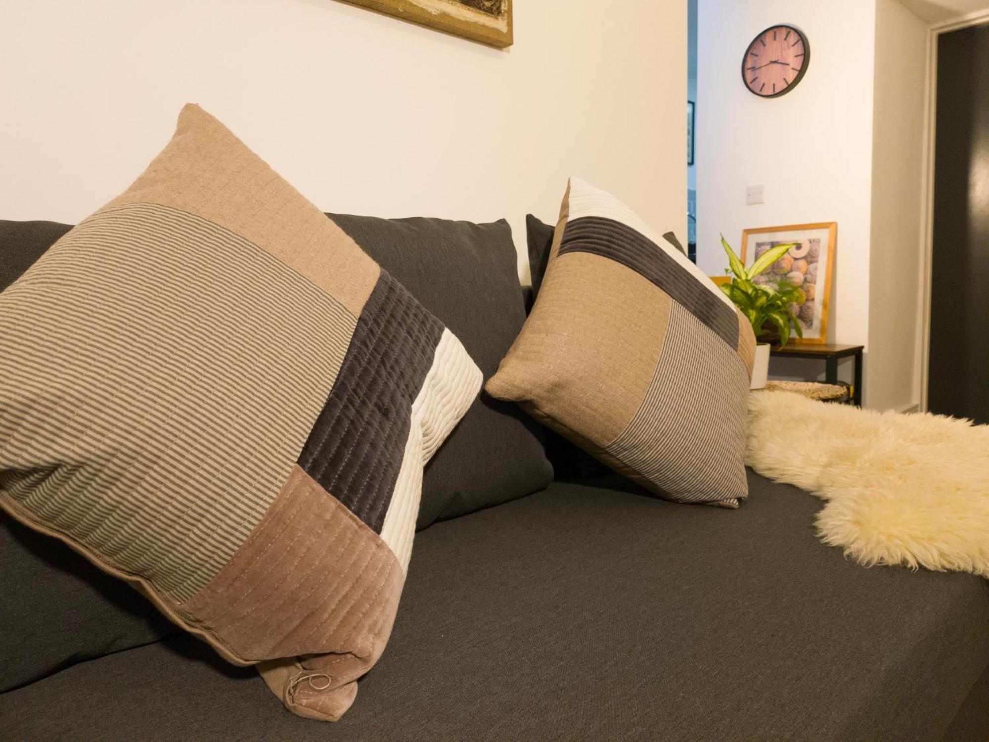 Plenty Of Parking Available; 3 Bedroom Apartment By Property Promise Cardiff Bagian luar foto