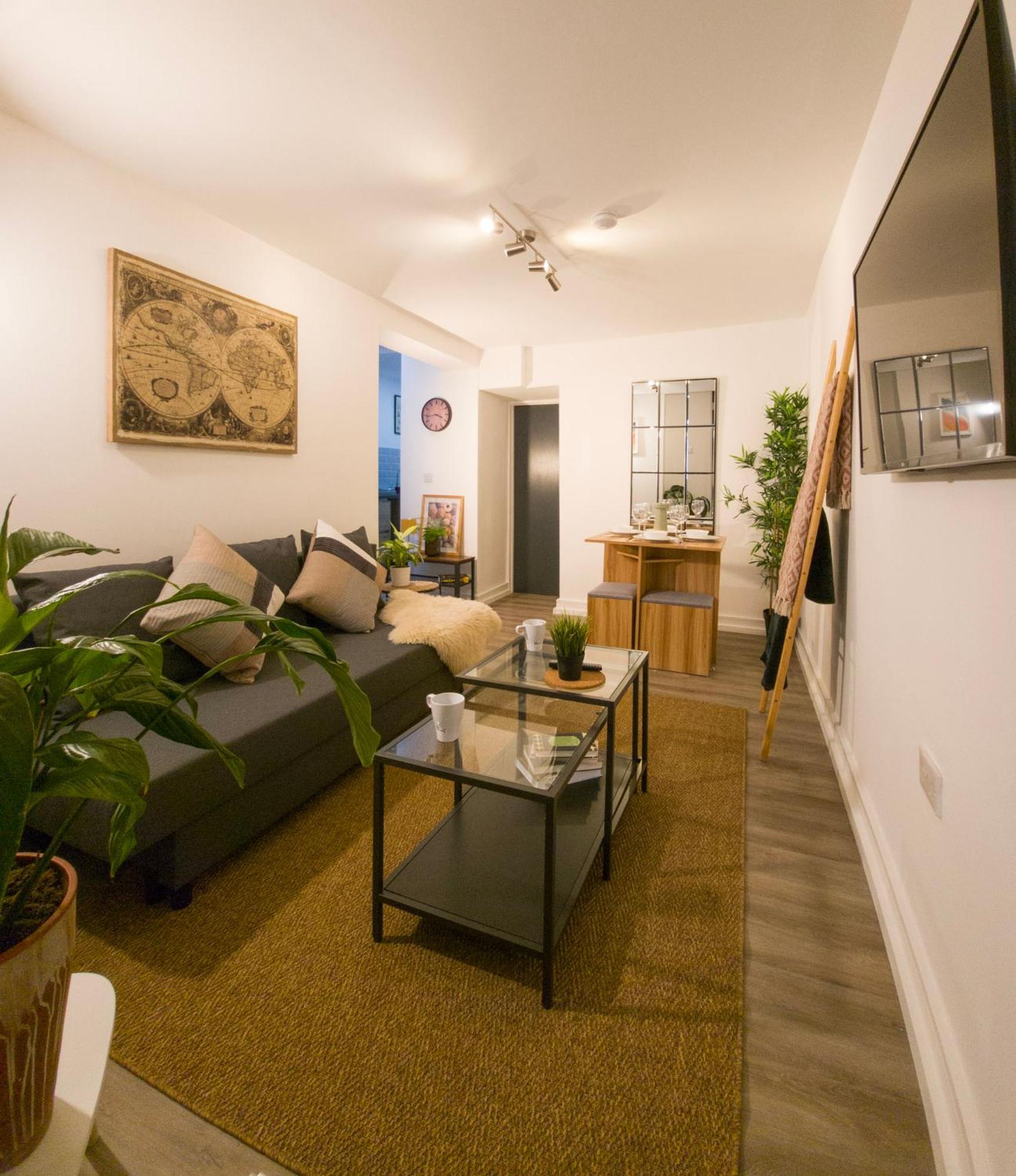 Plenty Of Parking Available; 3 Bedroom Apartment By Property Promise Cardiff Bagian luar foto