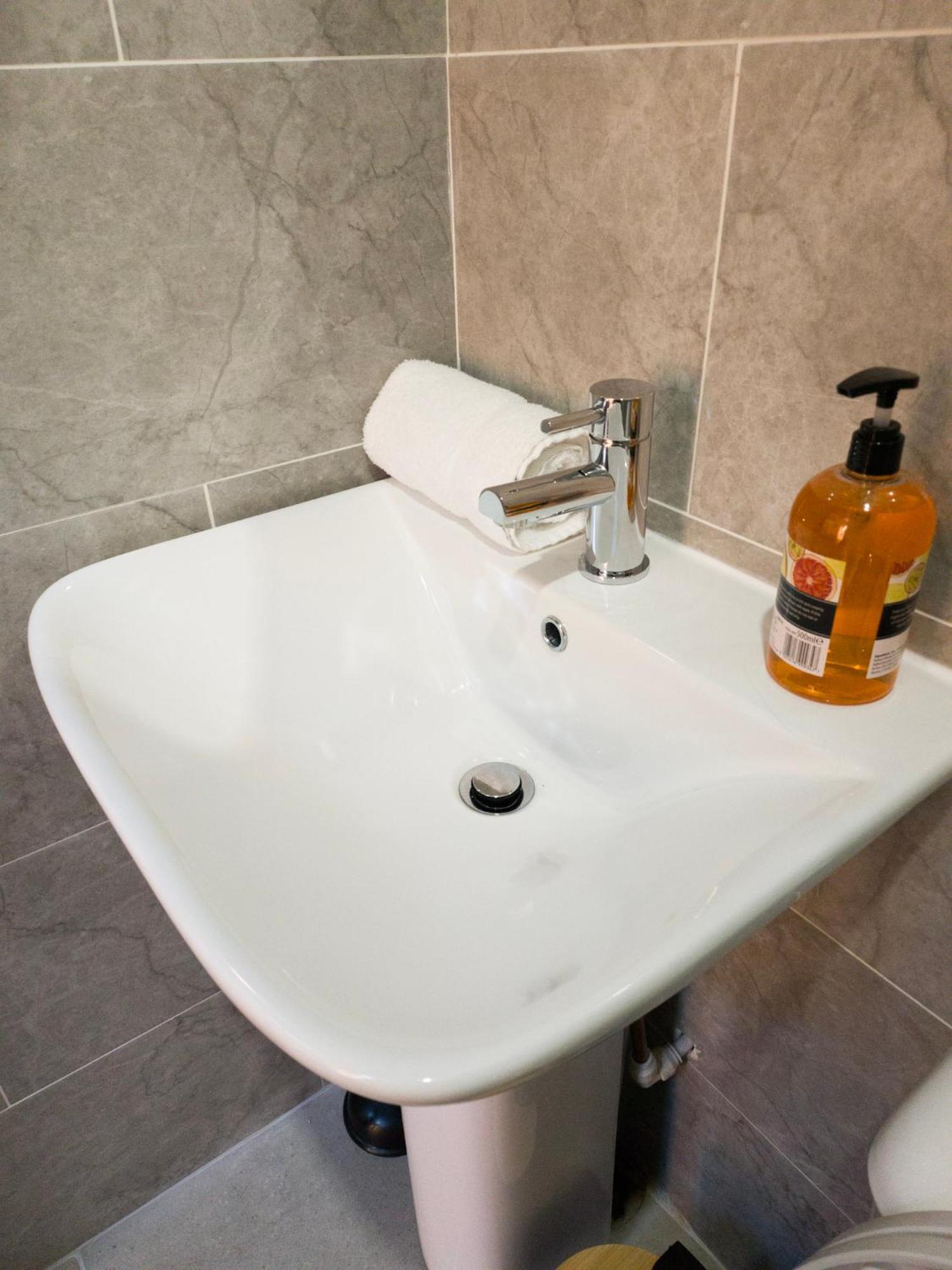 Plenty Of Parking Available; 3 Bedroom Apartment By Property Promise Cardiff Bagian luar foto