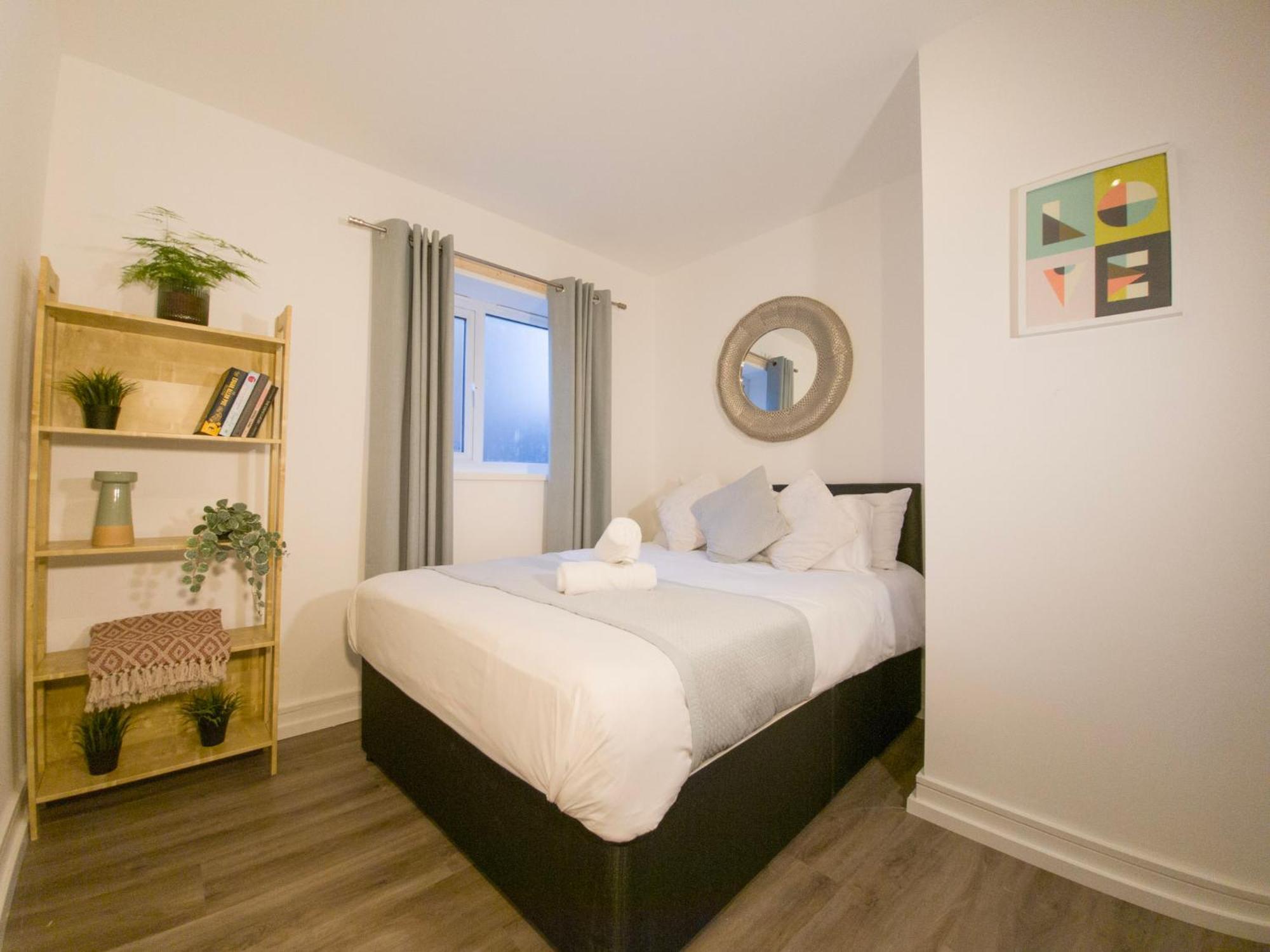 Plenty Of Parking Available; 3 Bedroom Apartment By Property Promise Cardiff Bagian luar foto