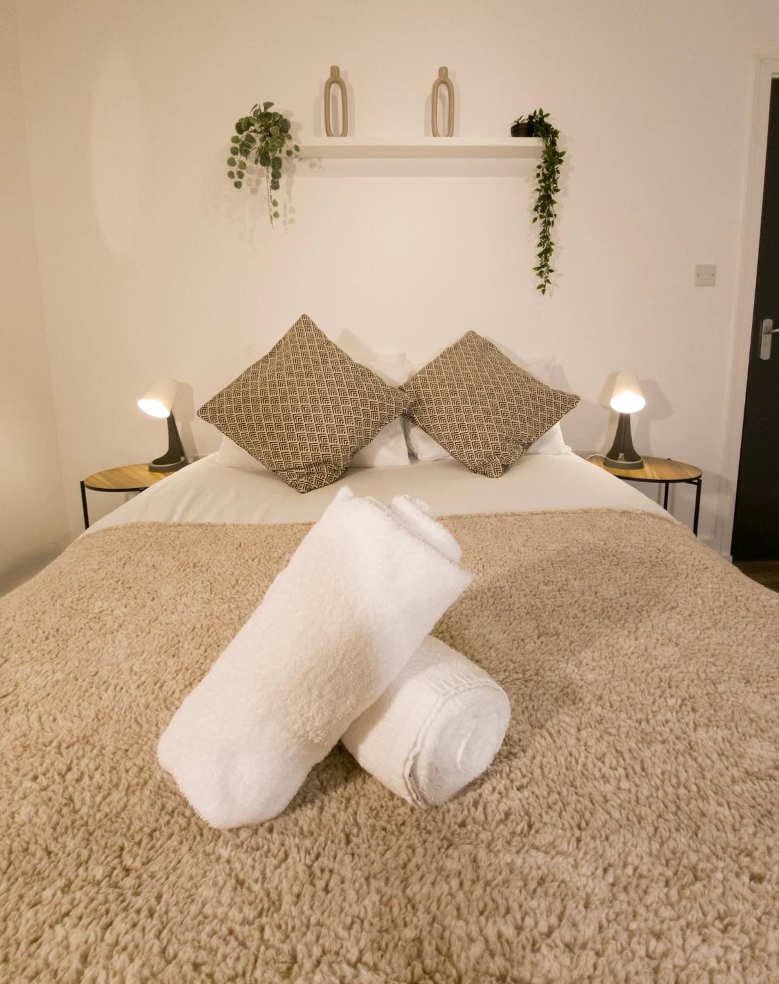 Plenty Of Parking Available; 3 Bedroom Apartment By Property Promise Cardiff Bagian luar foto