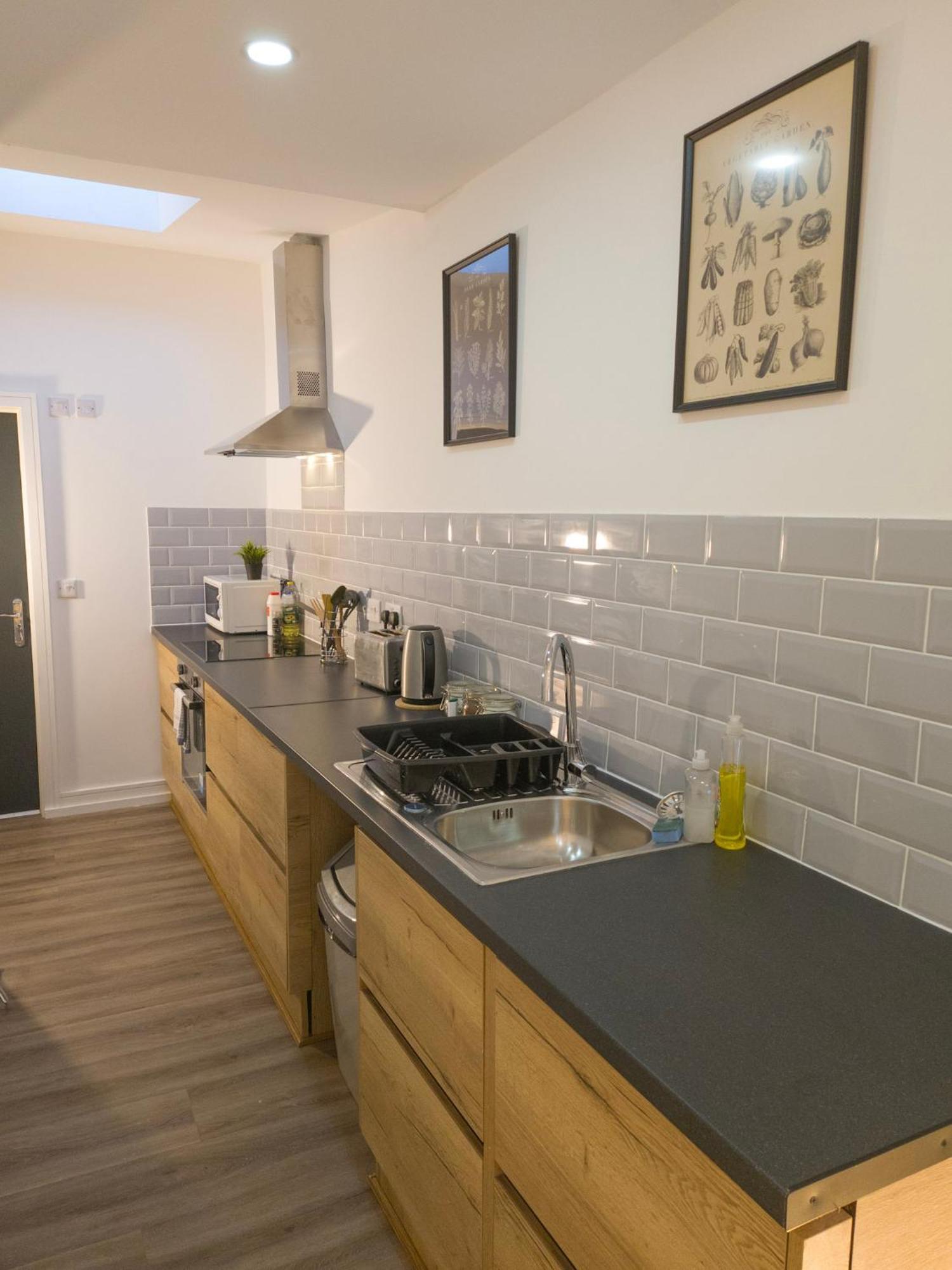 Plenty Of Parking Available; 3 Bedroom Apartment By Property Promise Cardiff Bagian luar foto