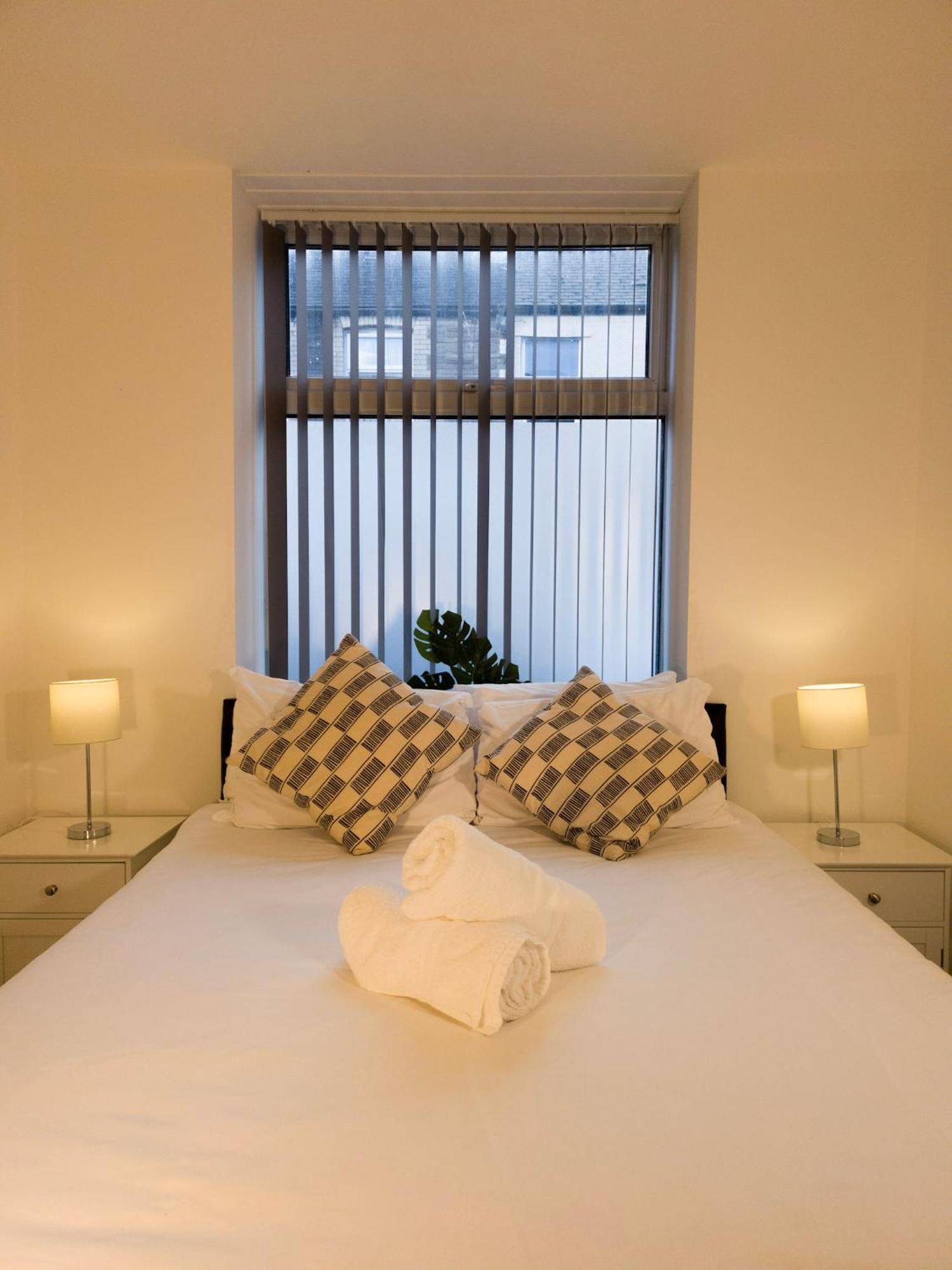 Plenty Of Parking Available; 3 Bedroom Apartment By Property Promise Cardiff Bagian luar foto