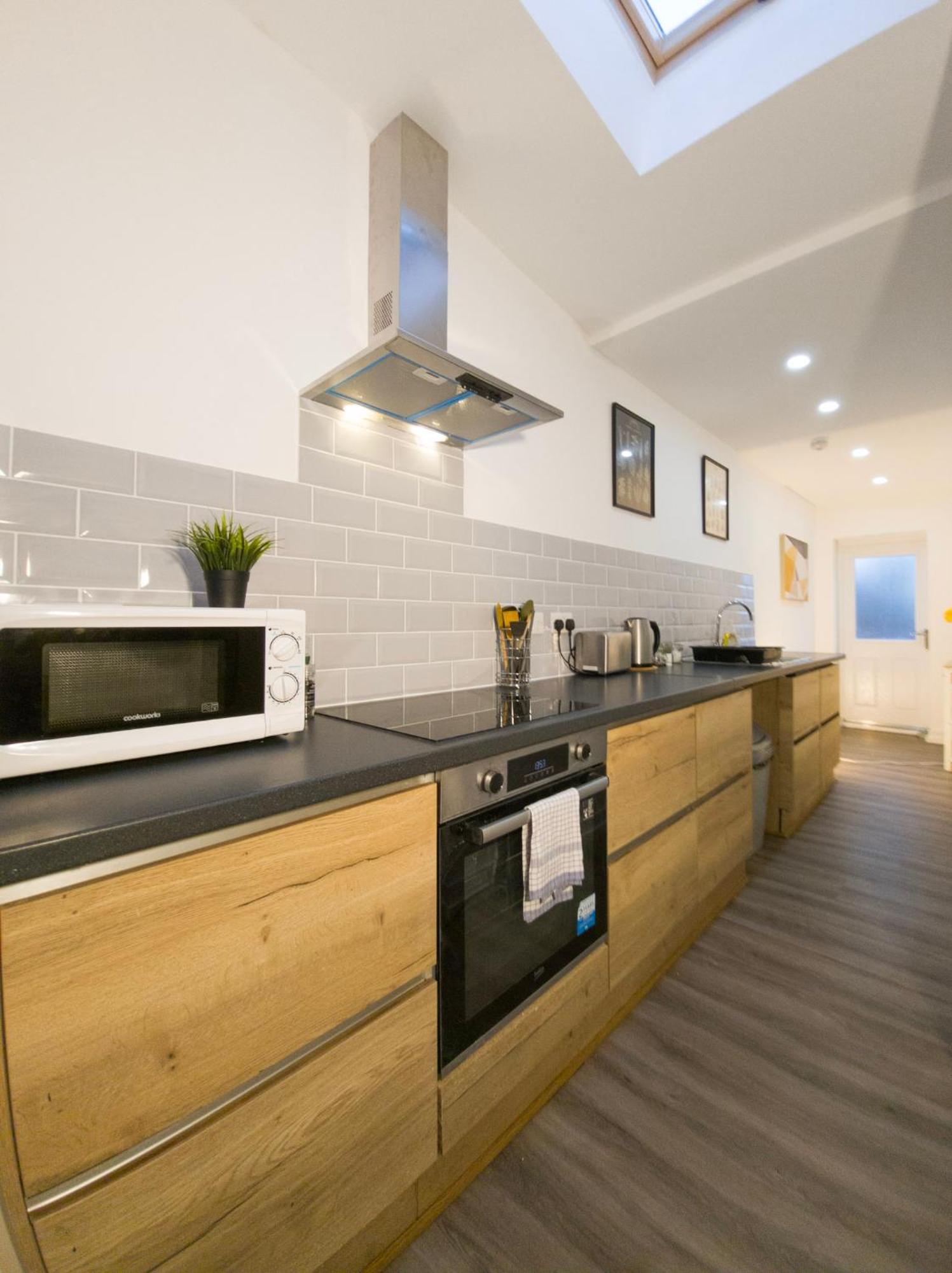 Plenty Of Parking Available; 3 Bedroom Apartment By Property Promise Cardiff Bagian luar foto
