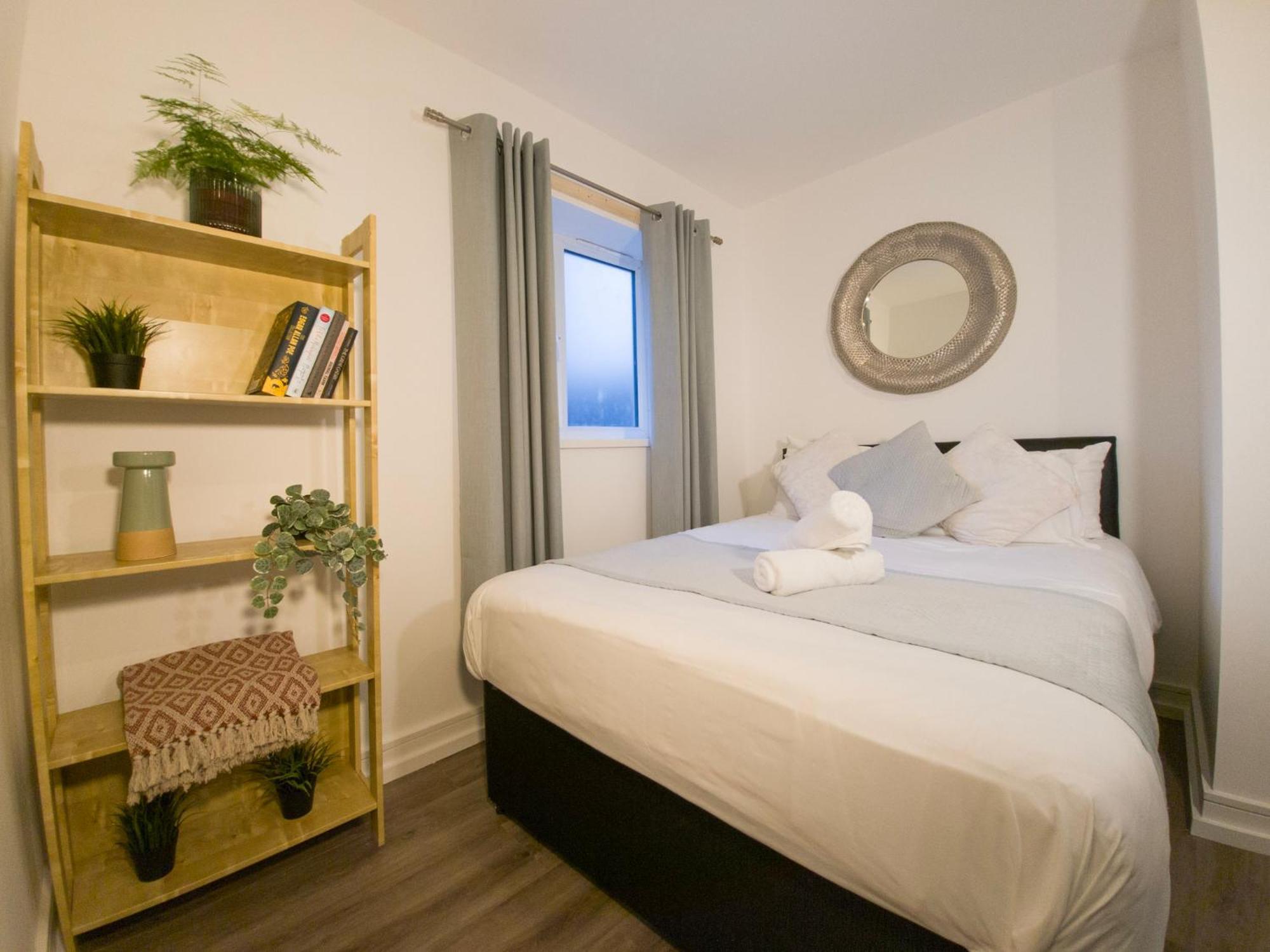 Plenty Of Parking Available; 3 Bedroom Apartment By Property Promise Cardiff Bagian luar foto