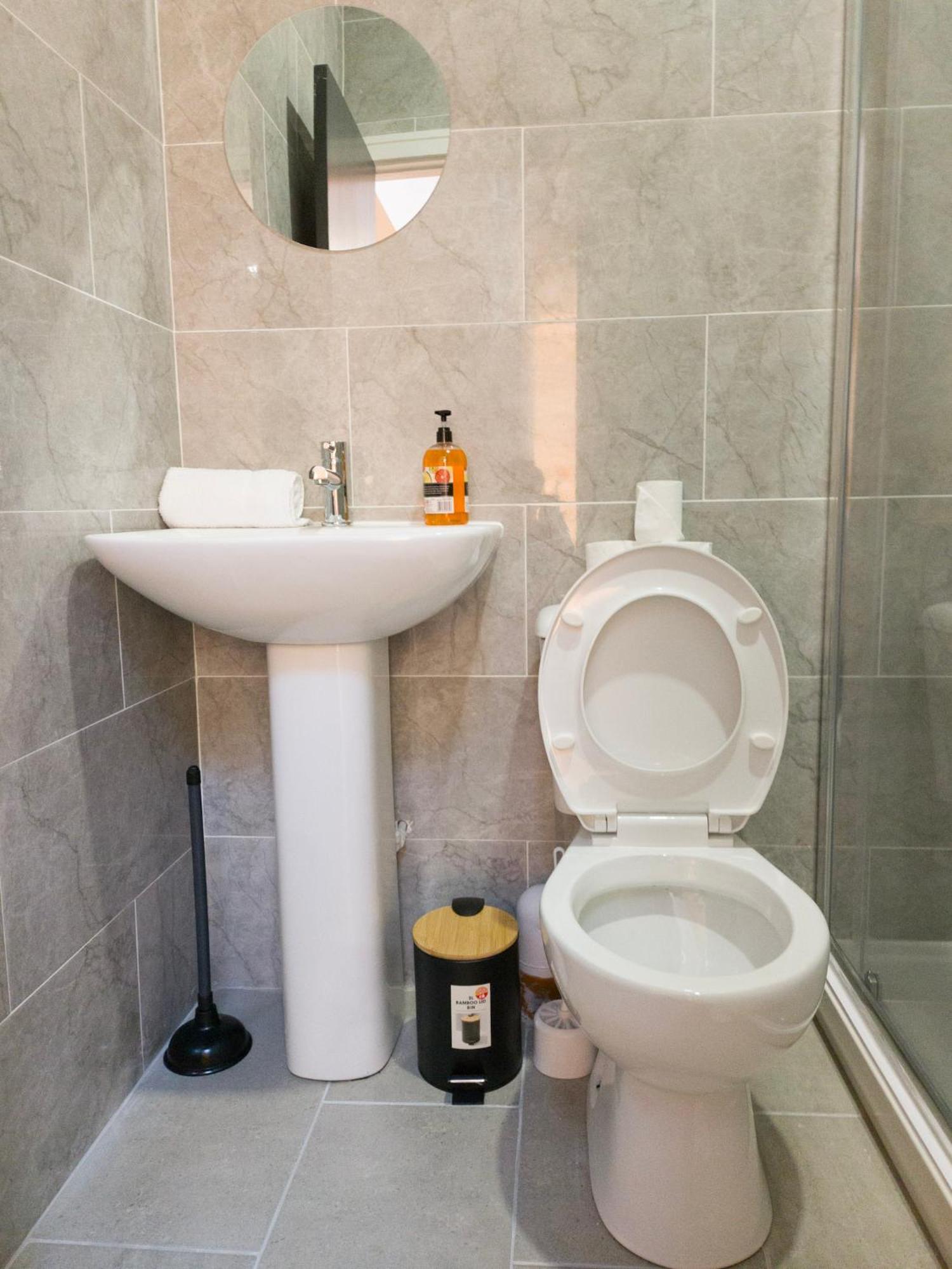 Plenty Of Parking Available; 3 Bedroom Apartment By Property Promise Cardiff Bagian luar foto