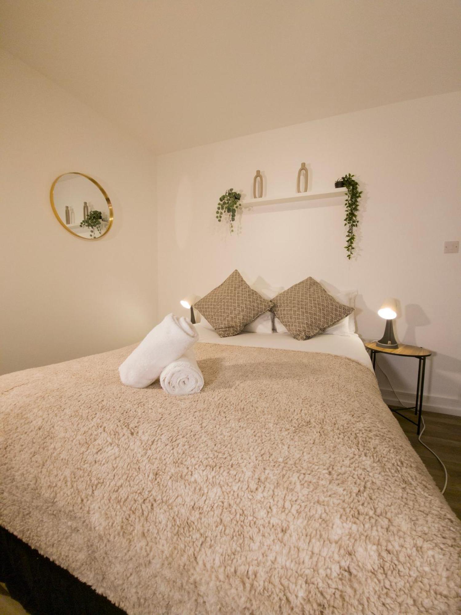 Plenty Of Parking Available; 3 Bedroom Apartment By Property Promise Cardiff Bagian luar foto