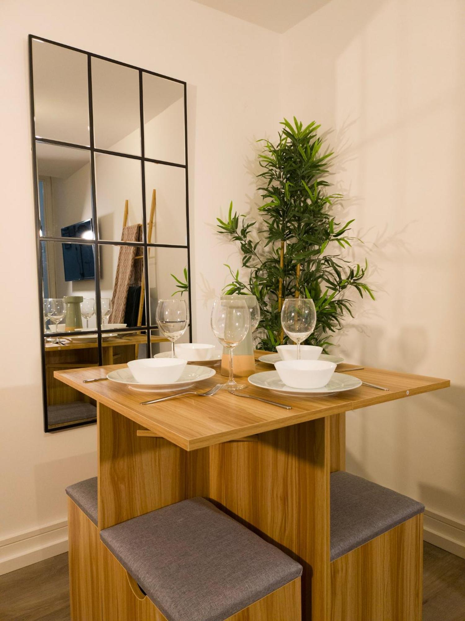 Plenty Of Parking Available; 3 Bedroom Apartment By Property Promise Cardiff Bagian luar foto
