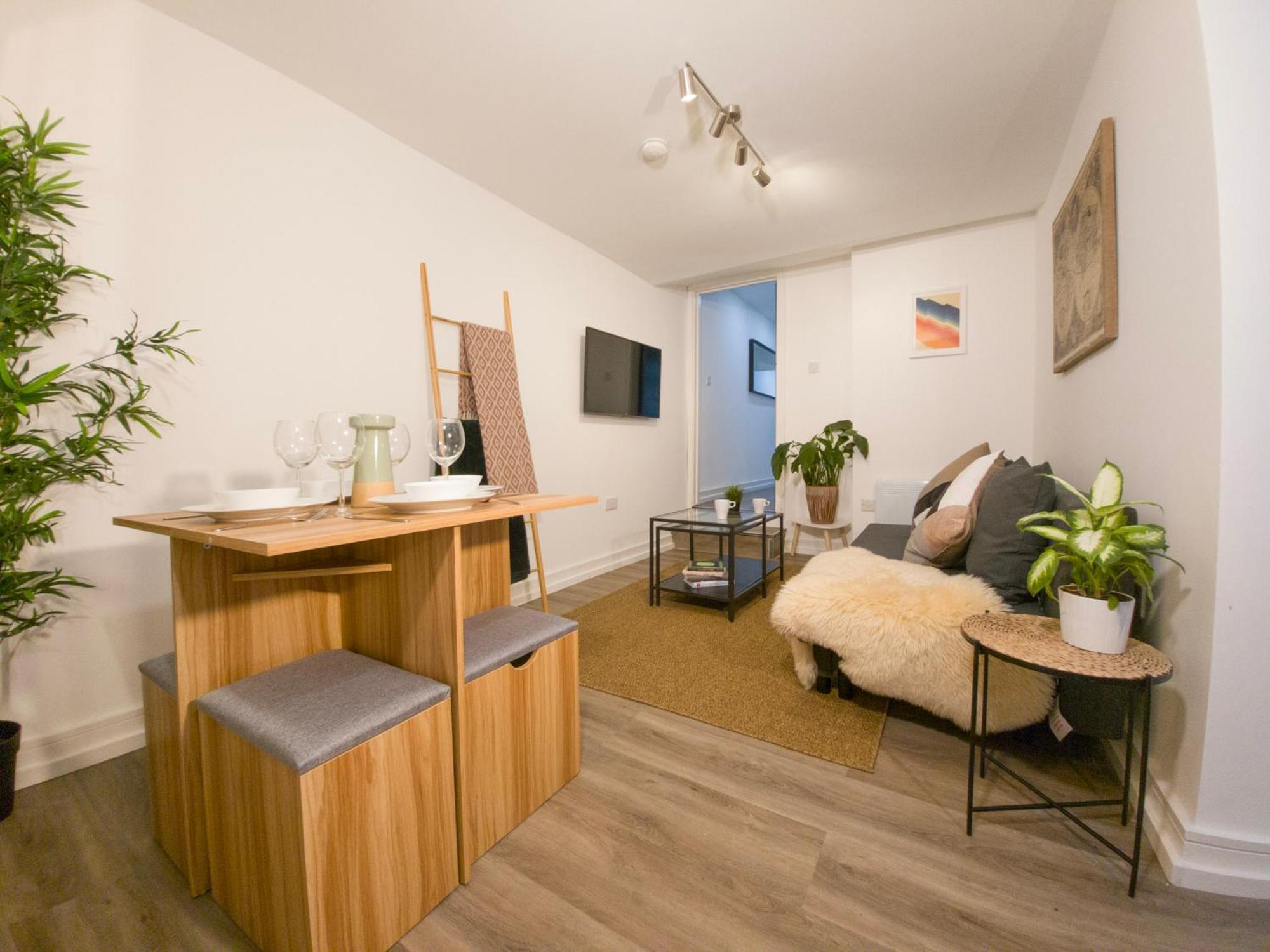 Plenty Of Parking Available; 3 Bedroom Apartment By Property Promise Cardiff Bagian luar foto