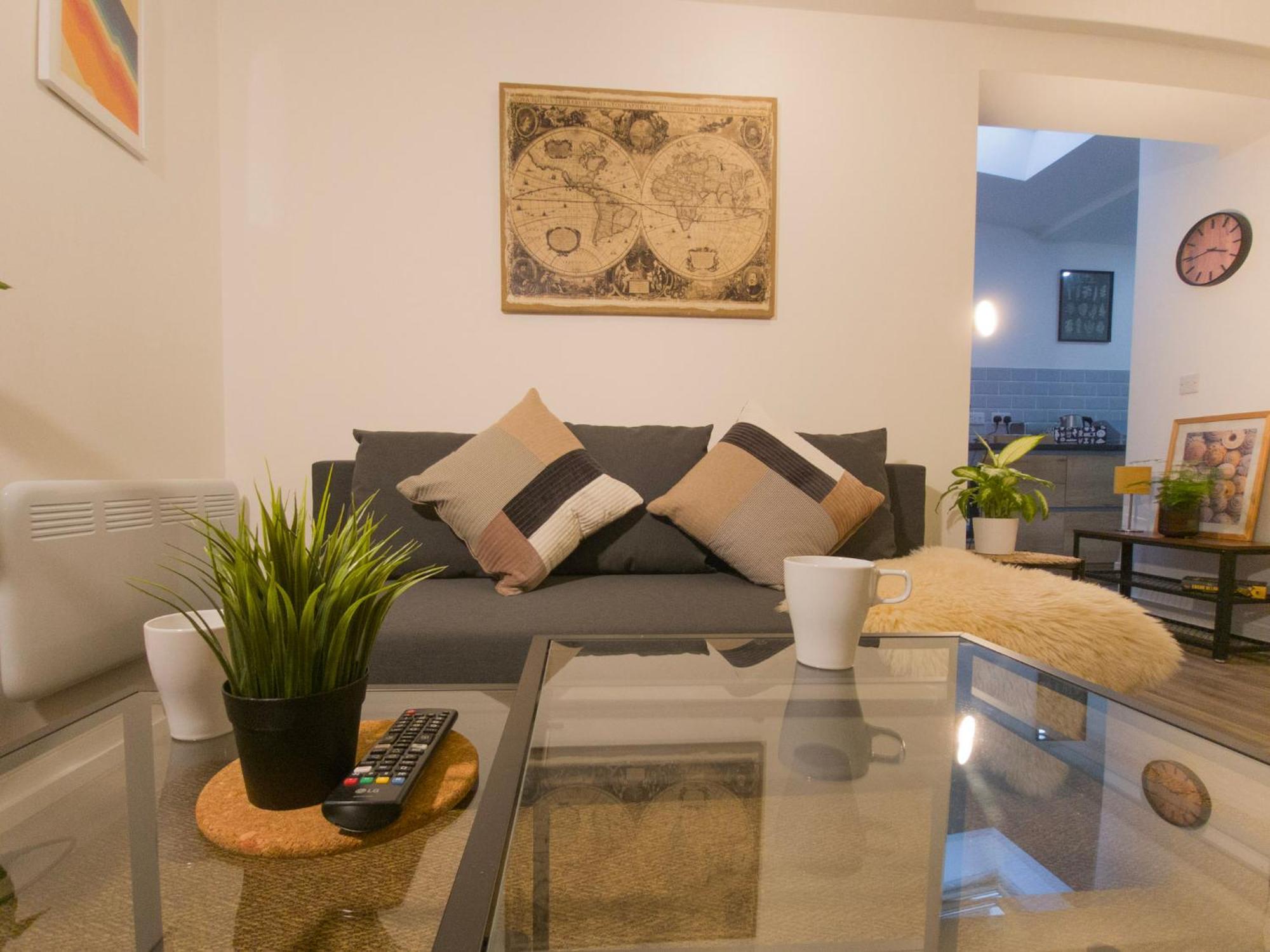 Plenty Of Parking Available; 3 Bedroom Apartment By Property Promise Cardiff Bagian luar foto