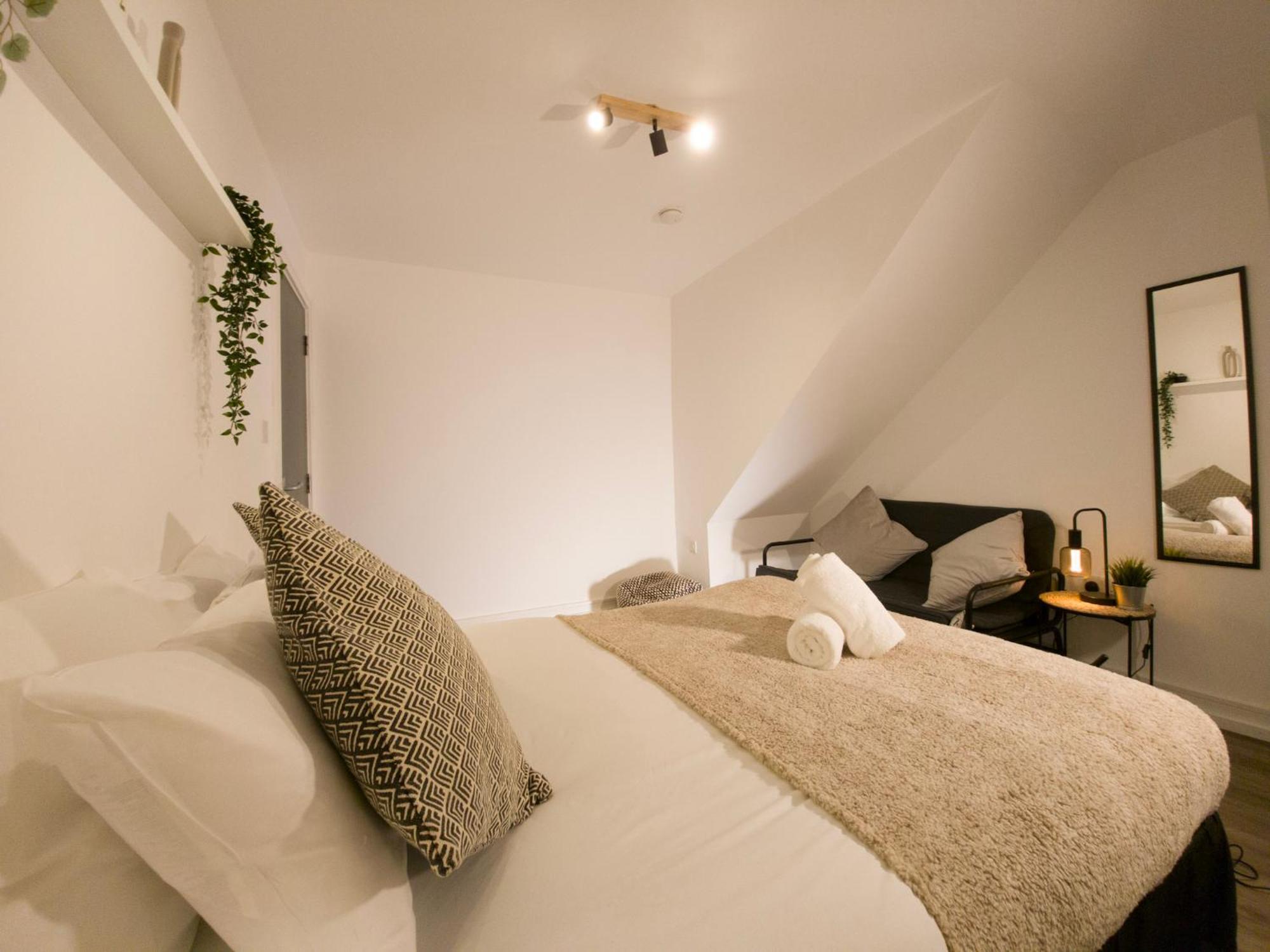 Plenty Of Parking Available; 3 Bedroom Apartment By Property Promise Cardiff Bagian luar foto