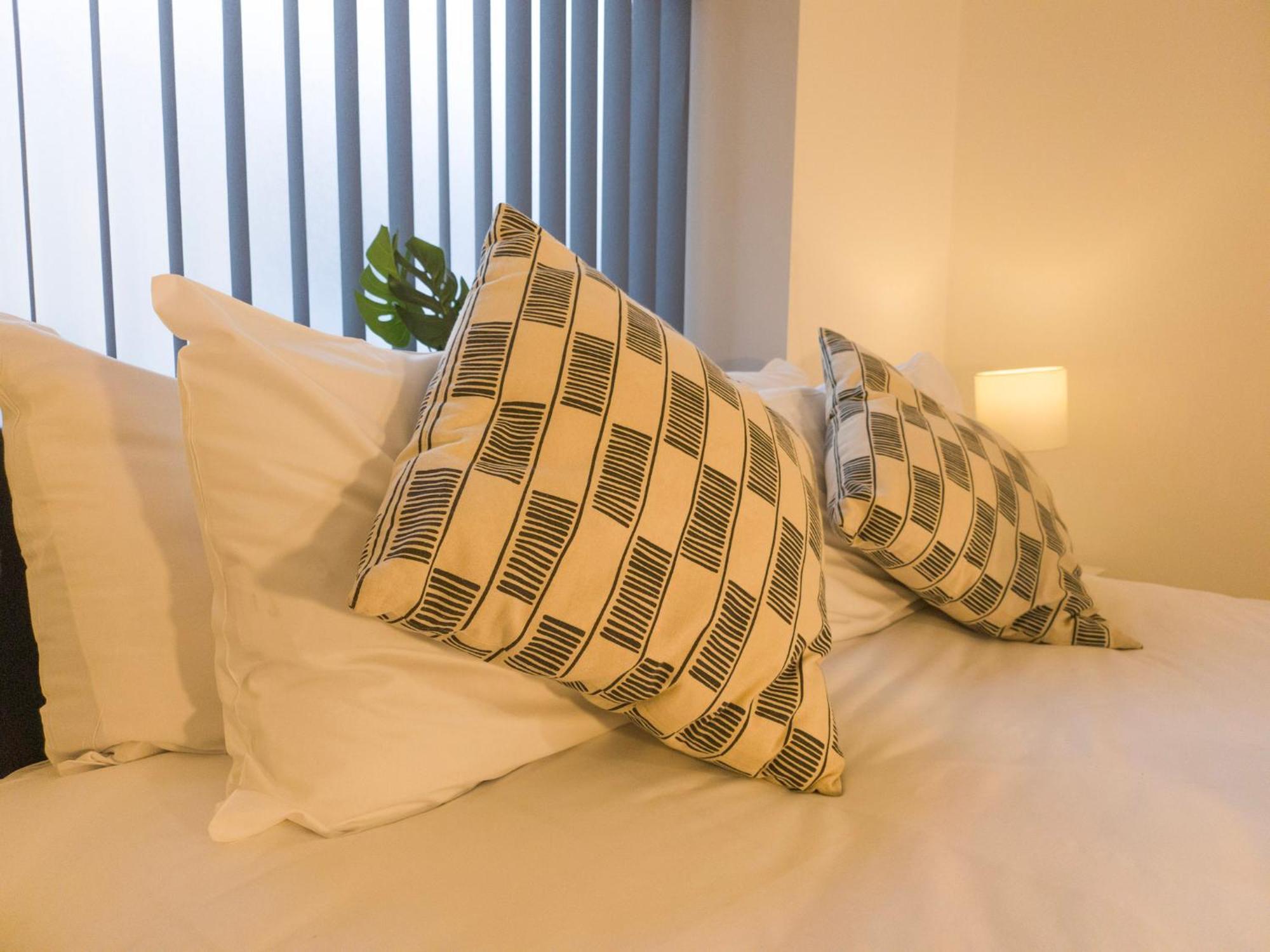 Plenty Of Parking Available; 3 Bedroom Apartment By Property Promise Cardiff Bagian luar foto