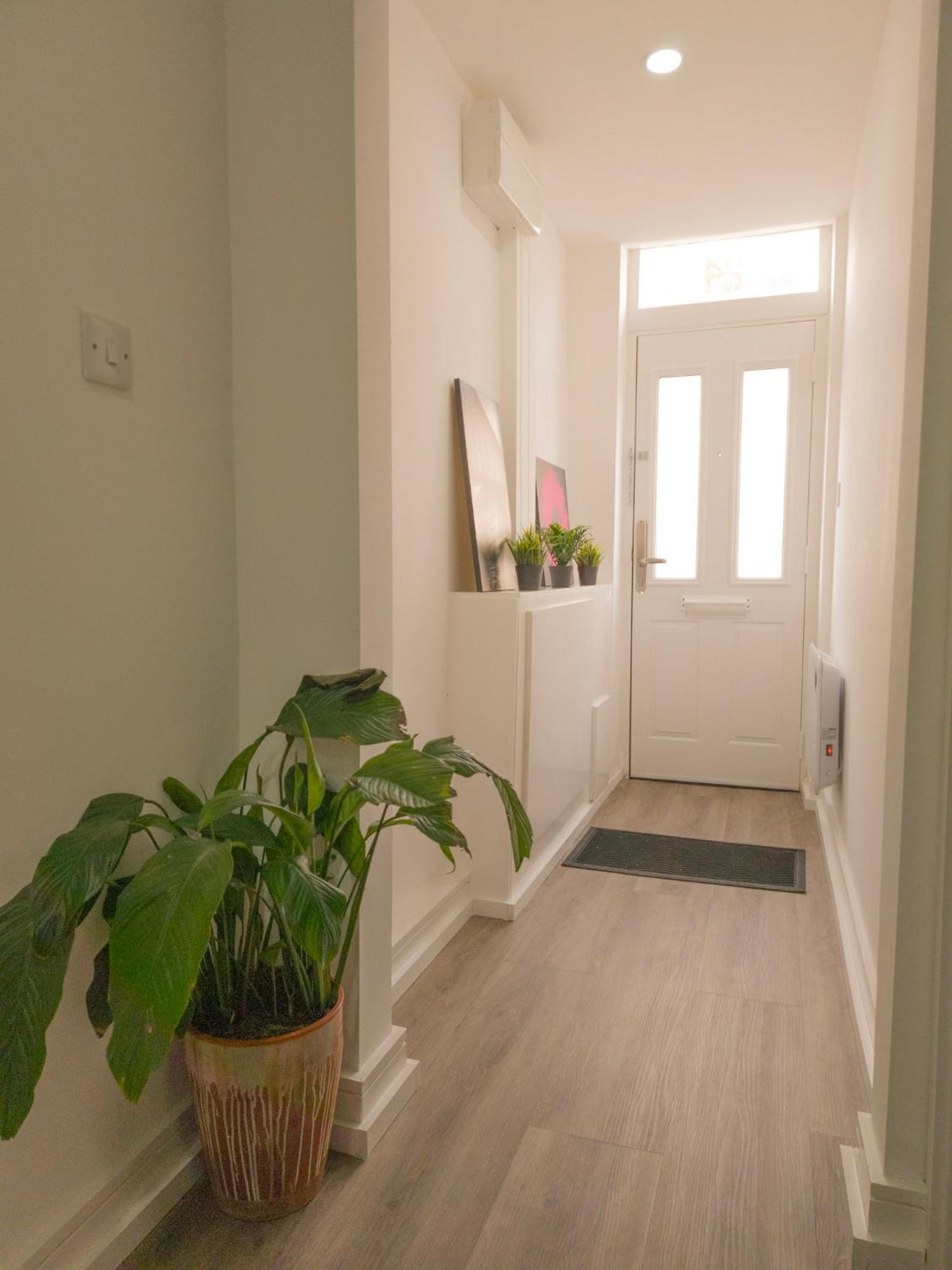 Plenty Of Parking Available; 3 Bedroom Apartment By Property Promise Cardiff Bagian luar foto