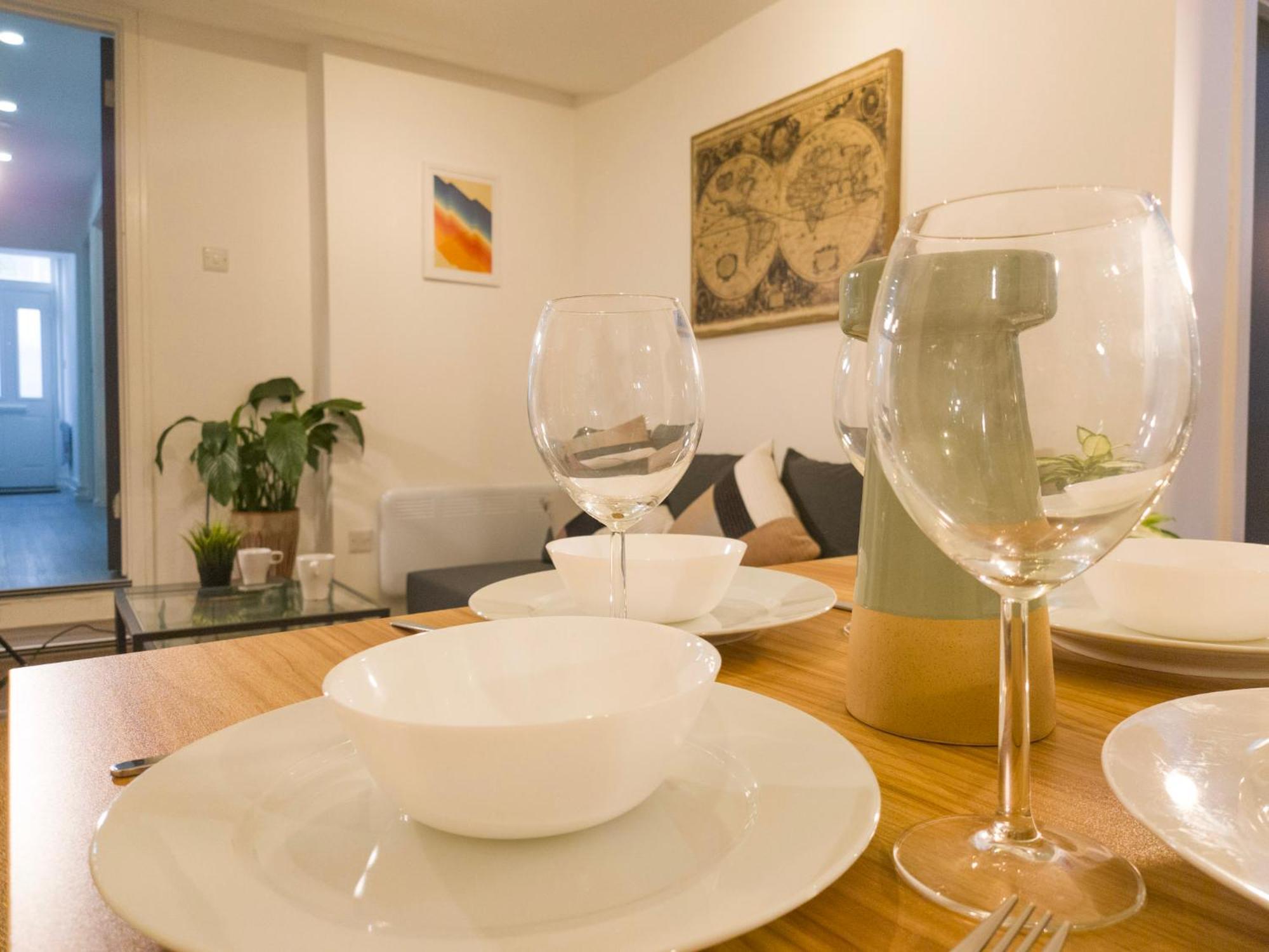 Plenty Of Parking Available; 3 Bedroom Apartment By Property Promise Cardiff Bagian luar foto