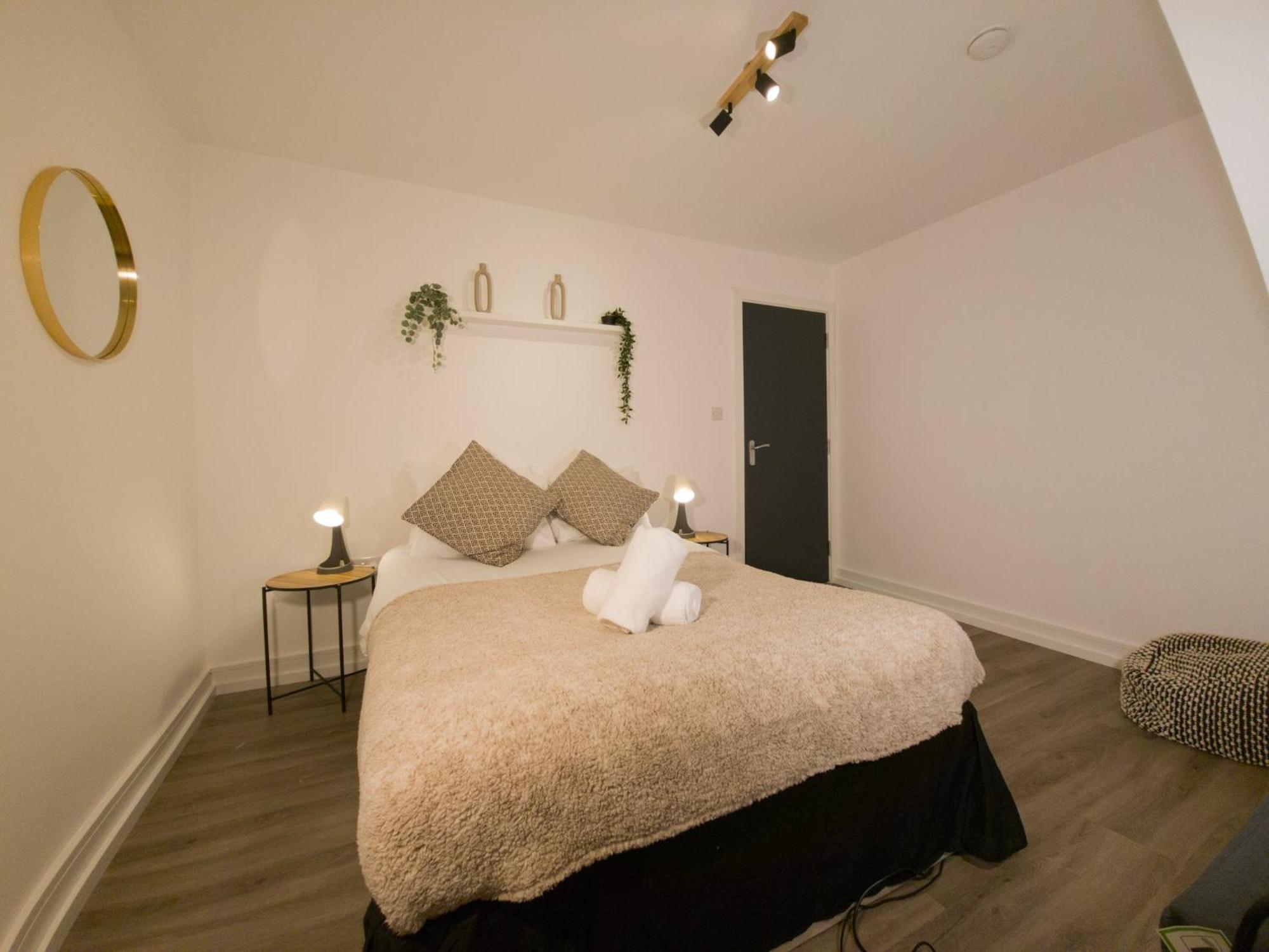 Plenty Of Parking Available; 3 Bedroom Apartment By Property Promise Cardiff Bagian luar foto