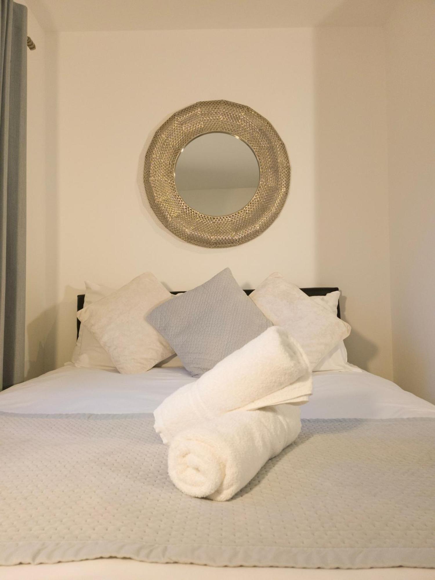 Plenty Of Parking Available; 3 Bedroom Apartment By Property Promise Cardiff Bagian luar foto