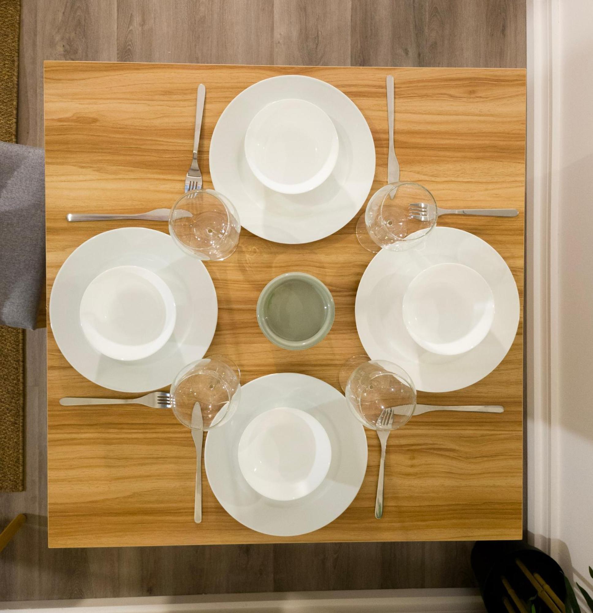 Plenty Of Parking Available; 3 Bedroom Apartment By Property Promise Cardiff Bagian luar foto