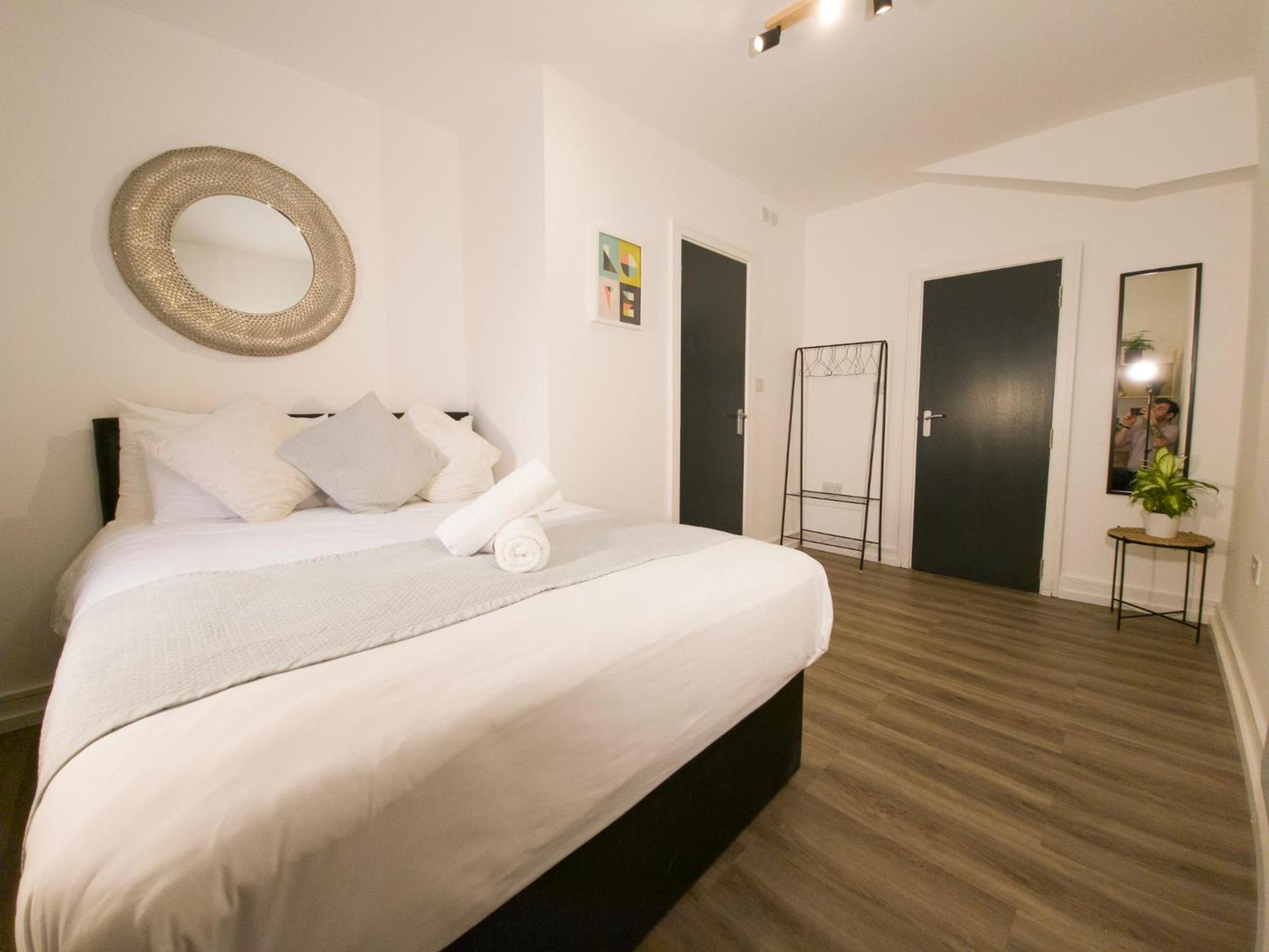 Plenty Of Parking Available; 3 Bedroom Apartment By Property Promise Cardiff Bagian luar foto
