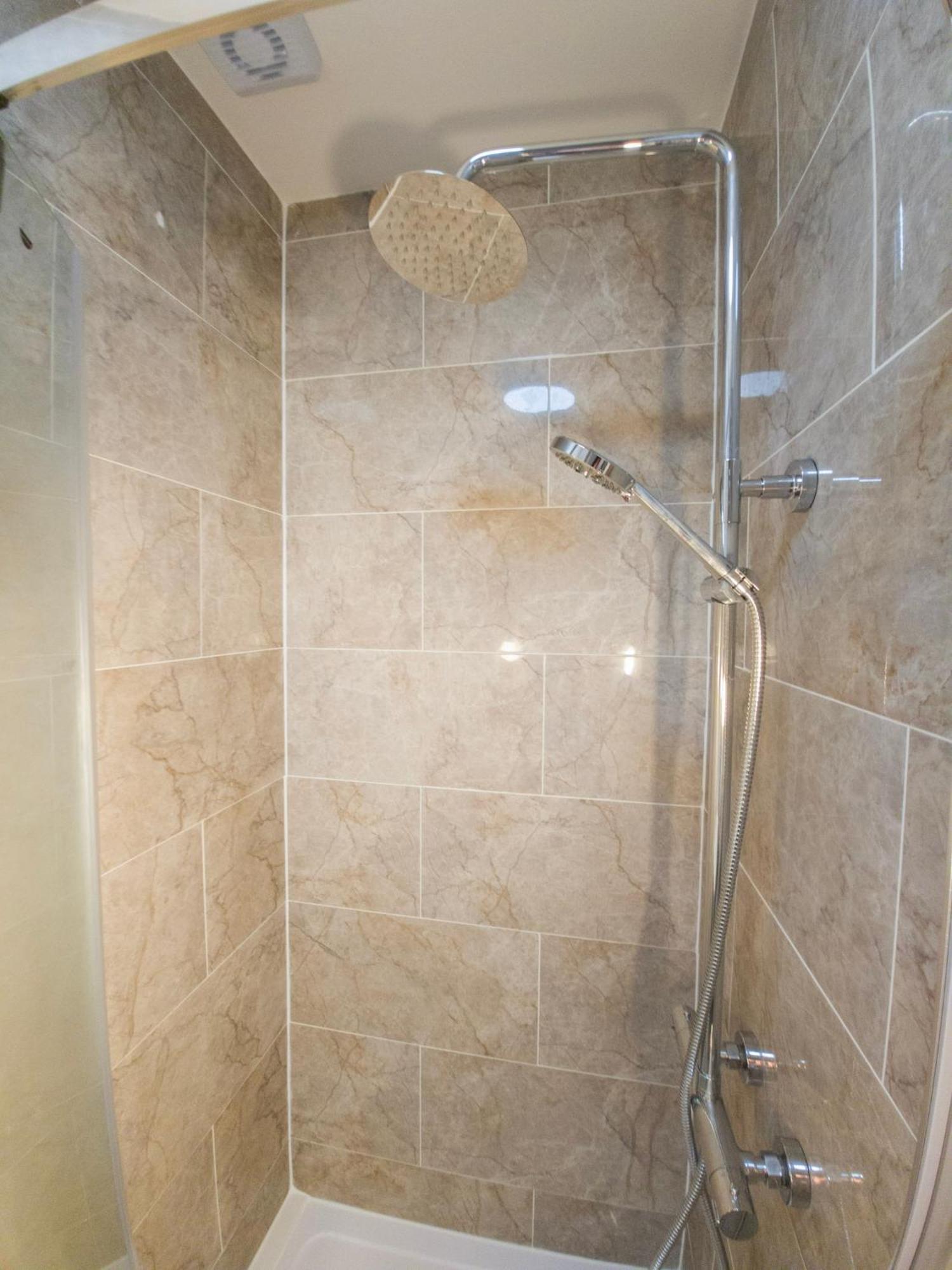 Plenty Of Parking Available; 3 Bedroom Apartment By Property Promise Cardiff Bagian luar foto