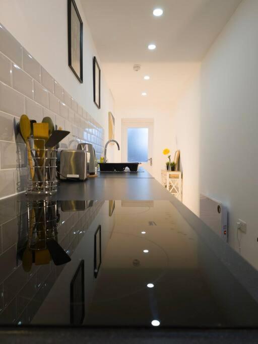 Plenty Of Parking Available; 3 Bedroom Apartment By Property Promise Cardiff Bagian luar foto